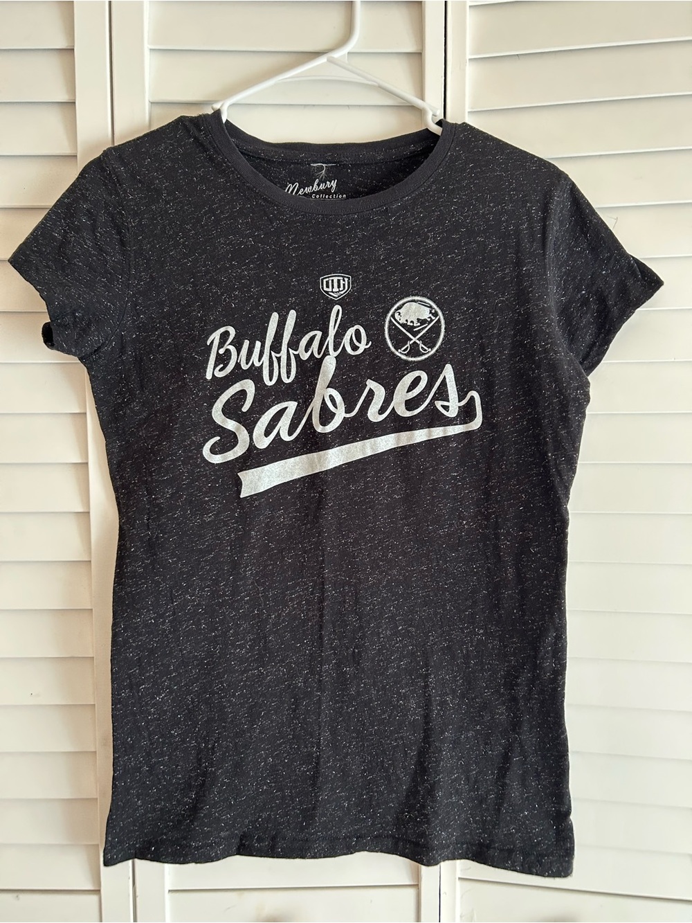 SPARKLE BUFFALO SABRES Graphic Tee in Black. L.